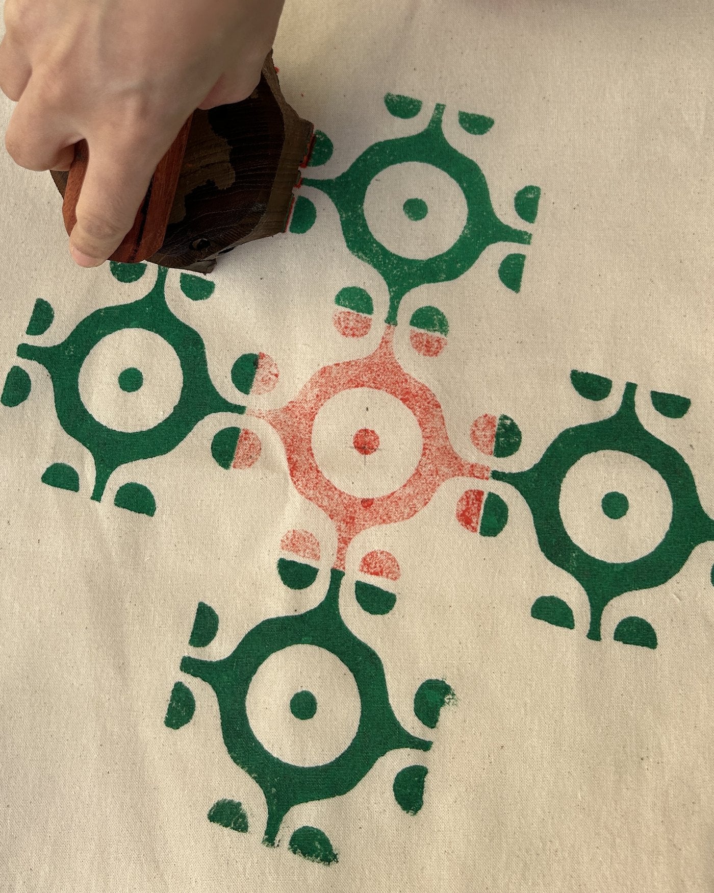 Printing a geometric motif onto a tote