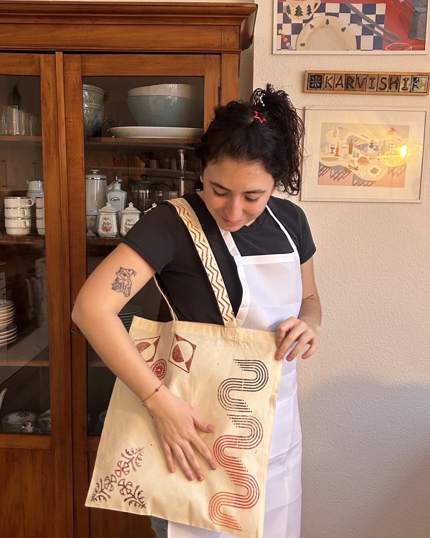 A guest in her apron with her finished tote